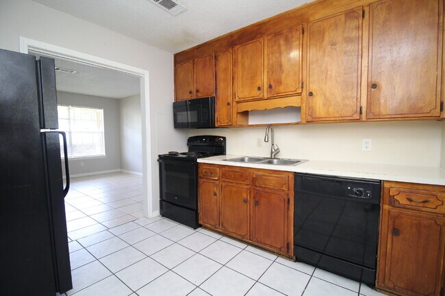 Building Photo - 2-Bedroom Duplex Near UWF – Tile Floors, G...