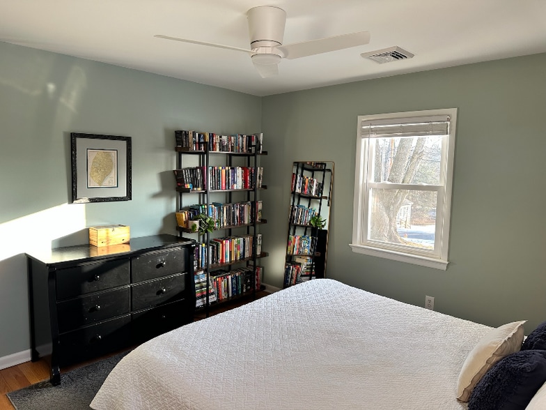 Building Photo - 4 Maplewood Dr