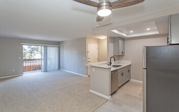 Building Photo - Lovely upstairs 2 bedroom Condo with Modern upgrades in Oceanside