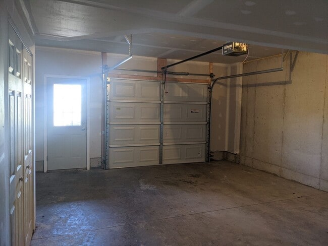 Building Photo - 3 Bedroom Townhouse For Rent in Charming Waynesboro, PA