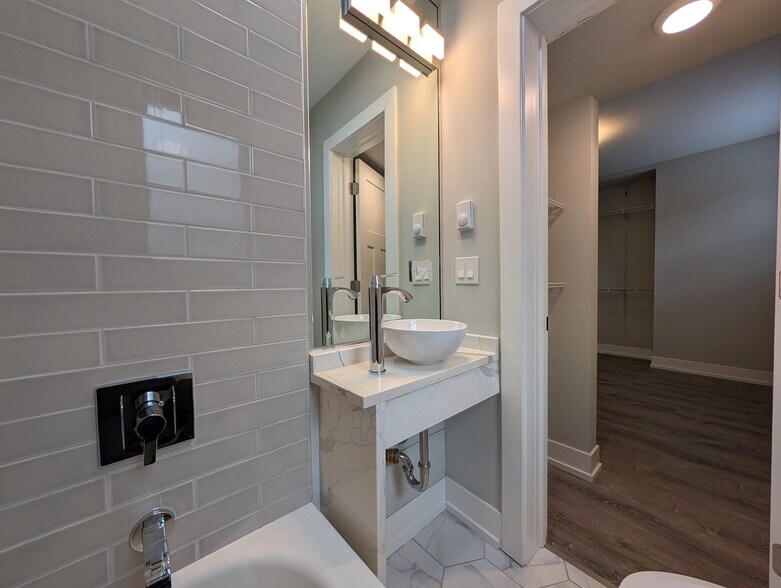 Building Photo - 515 W Belmont Ave
