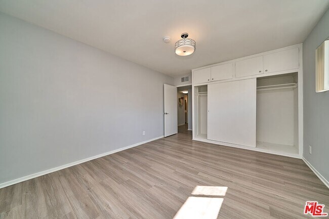 Building Photo - 835 S Norton Ave