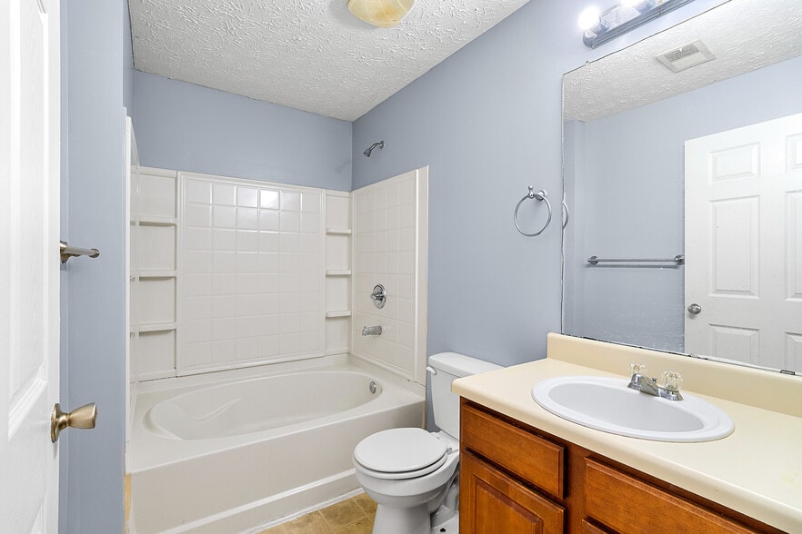 Building Photo - Room in Apartment on Fairington Club Dr