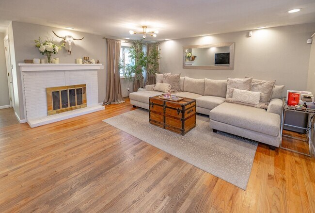 Building Photo - Amazing 3 bed/3 bath rental.  New Flooring!!  Solar Panels!!