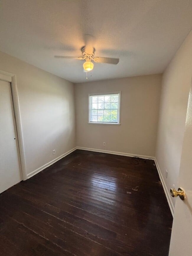 Building Photo - Centrally located