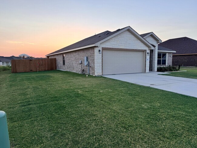 Building Photo - 318 Walking Stick Dr