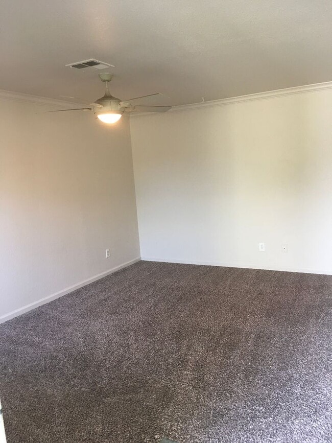Building Photo - East Redding Duplex off Shasta View