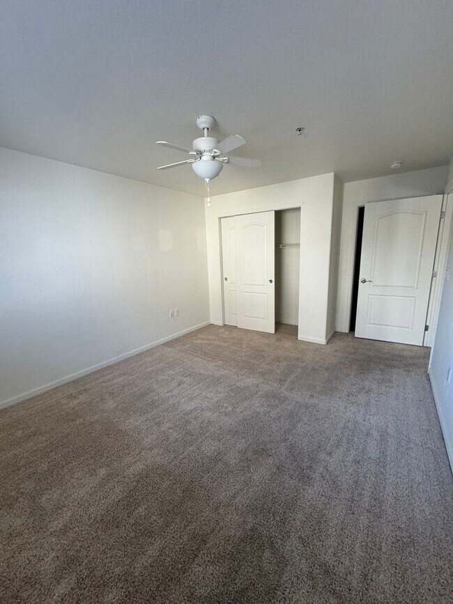 Building Photo - 3BD/2BA New Castle Apartment | 2-Car Garage| 1 Month FREE
