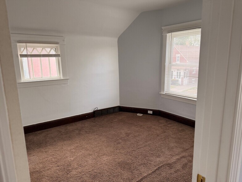 Building Photo - 4422 Bridgeview Ave