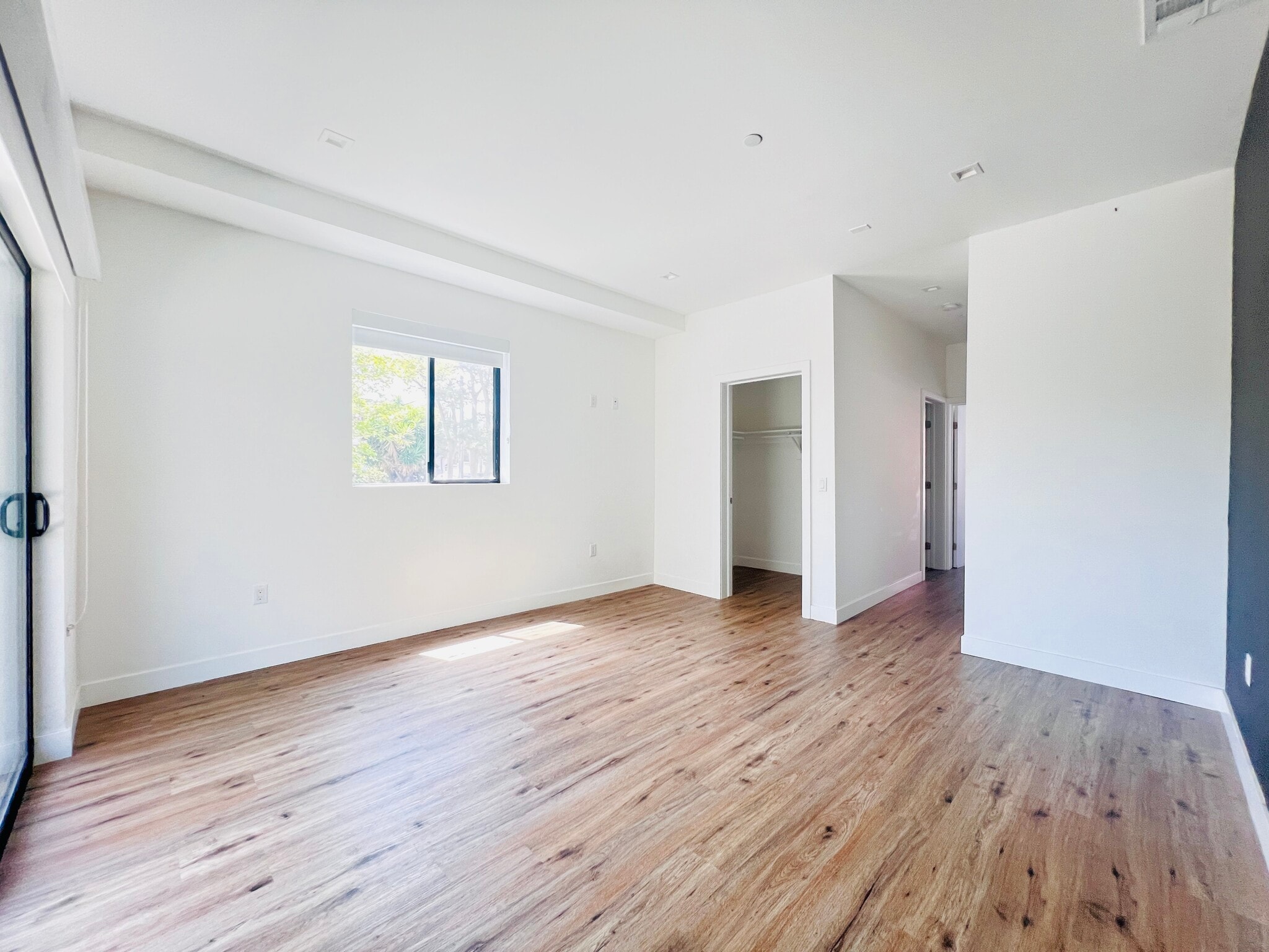 Building Photo - 4576 Oakwood Ave