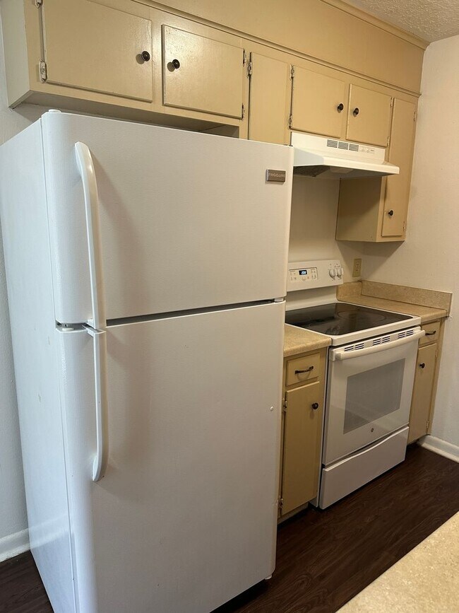 Building Photo - College Station - 2 bedroom - 1 bath - fenced in yard - WD connections