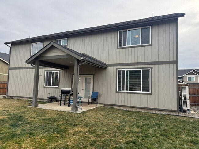 Building Photo - Spacious Vista View Home for Lease