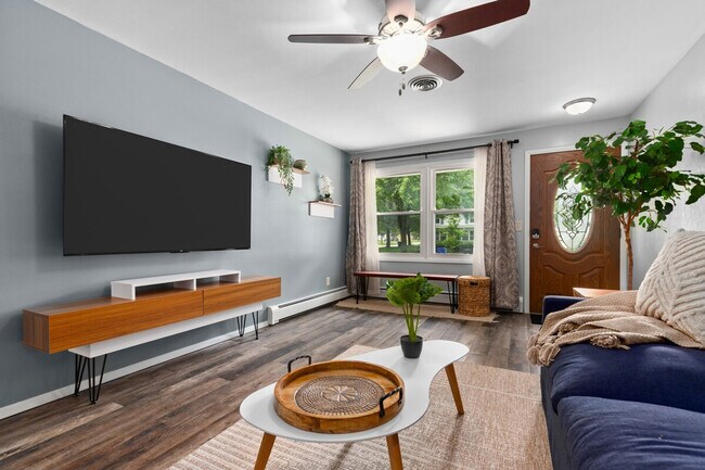 Building Photo - 733 W 4th St