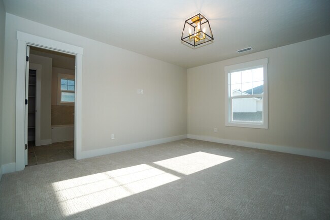 Building Photo - 150 N Edgewood Ln