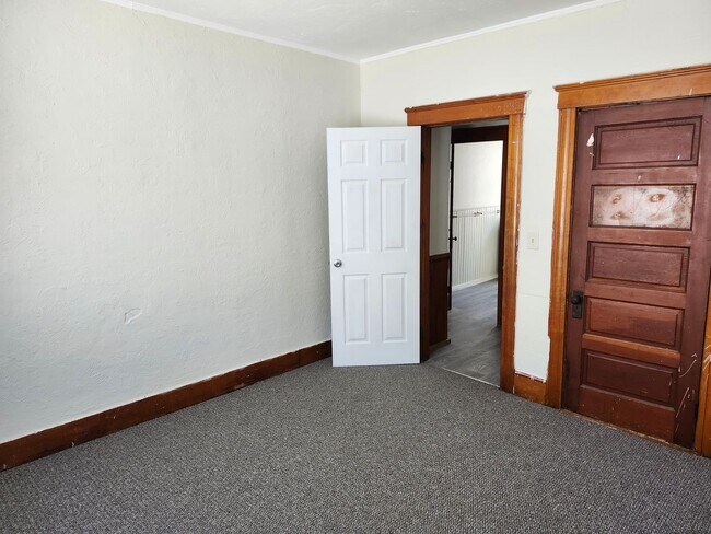 Building Photo - 3 Bed, 1 Bath 3rd floor apartment