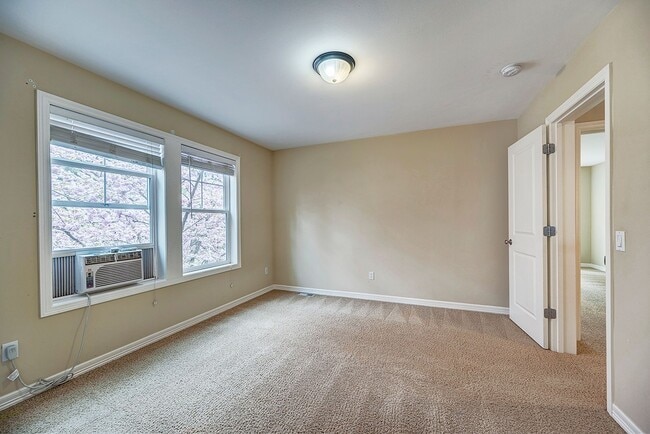 Building Photo - Beautiful Custom Craftsman style home in Kirkland