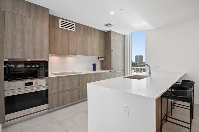 Building Photo - 17550 Collins Ave
