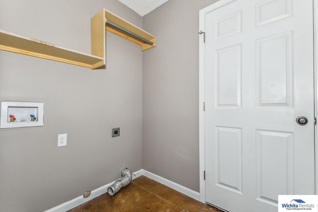 Building Photo - 3 bedroom, 2 bath duplex