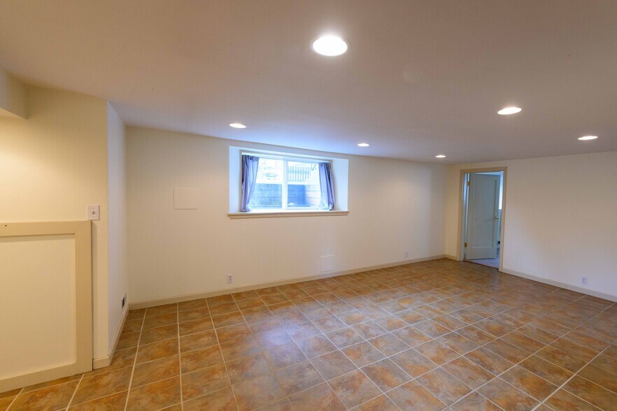 Building Photo - 1036 NE 98th St