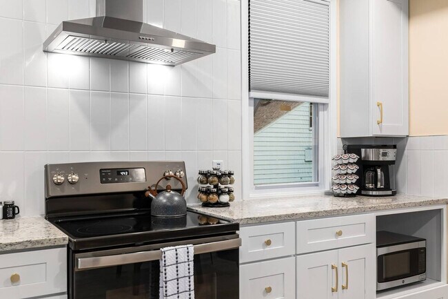 Building Photo - 295 Euclid St