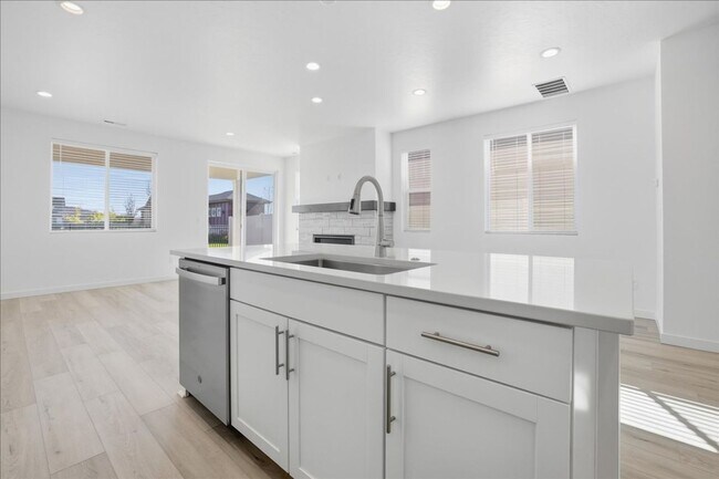 Building Photo - Brand new 3 bed 2.5 bath townhouse