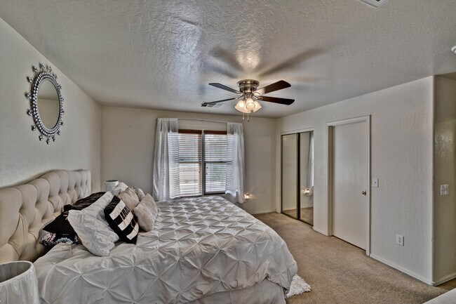 Building Photo - 17243 W Tara Ln