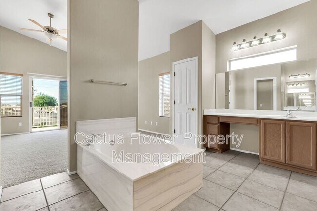 Building Photo - 2524 N Sunrise