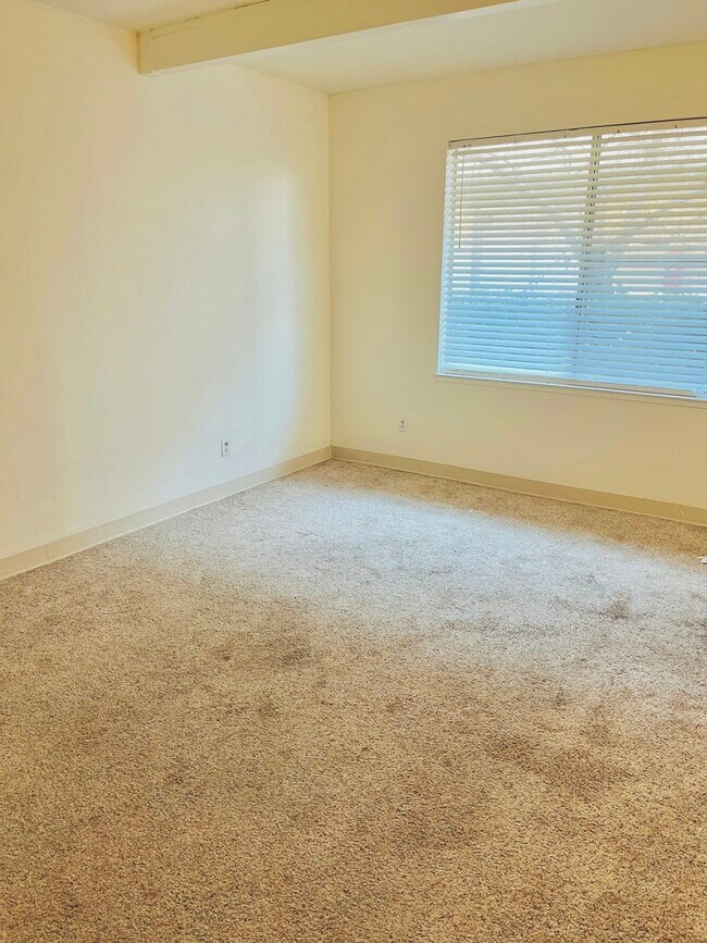 Building Photo - 906 S Garfield St