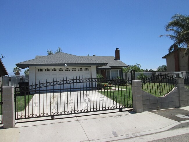 Building Photo - 3 BEDROOM 2 BATH HOUSE WITH 2 CAR GARAGE $...