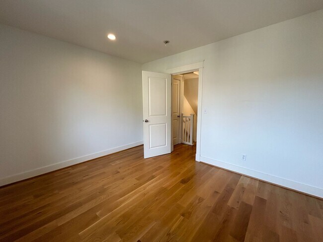 Building Photo - Queen Anne Townhome