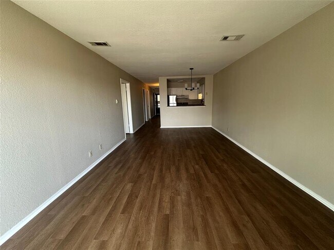 Building Photo - 1210 Hi Stirrup