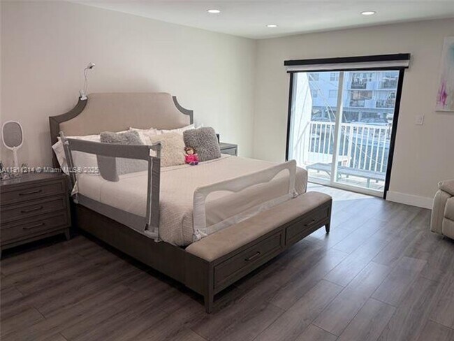 Building Photo - 3690 NE 167th St