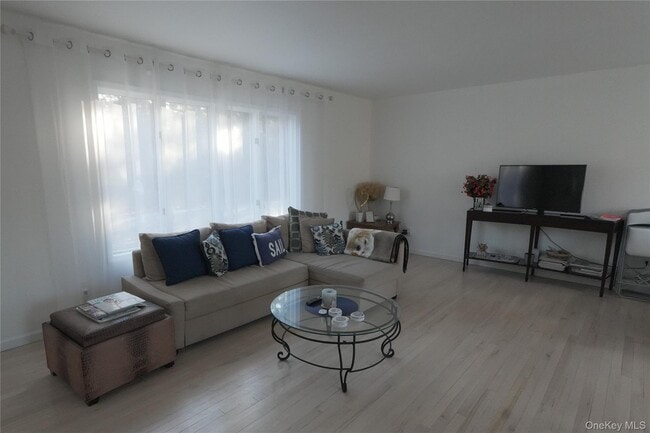 Building Photo - 371 S River Rd