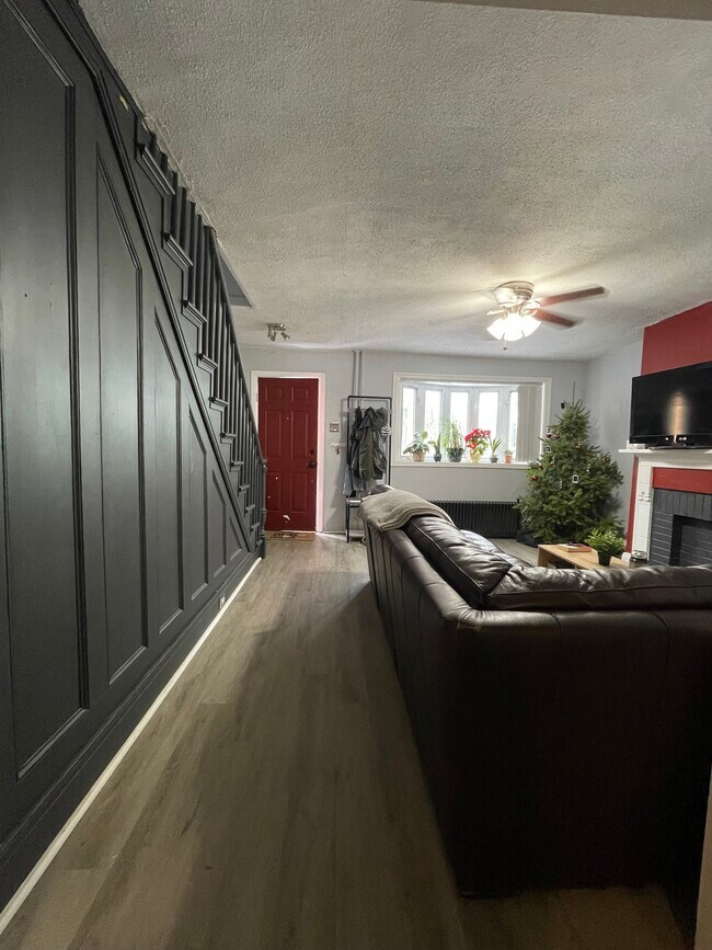 Building Photo - 1318 Sarah St