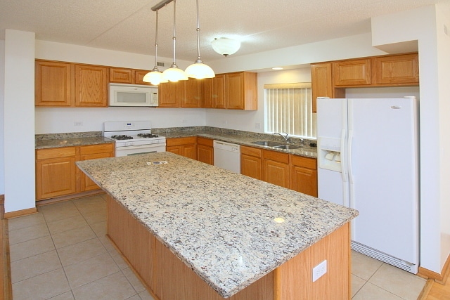 Building Photo - 6560 W Diversey Ave