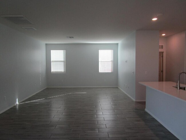 Building Photo - 8015 S Golden Bell Dr