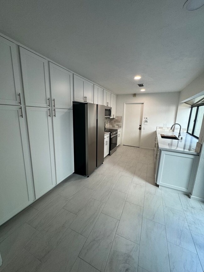 Building Photo - BEAUTIFUL 2 STORY CONDO IN THE CAMPUS COMMONS AREA!