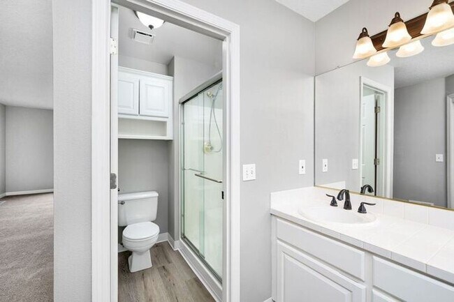 Building Photo - Stunning 4 bedroom, 2.5 bathroom home!! Must See!!