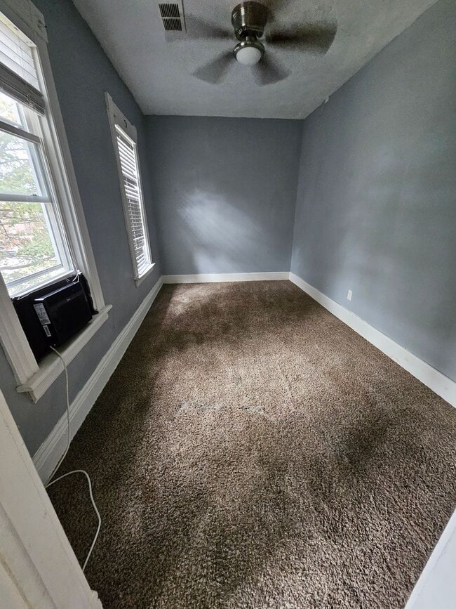 Building Photo - Upper 2 bedroom unit