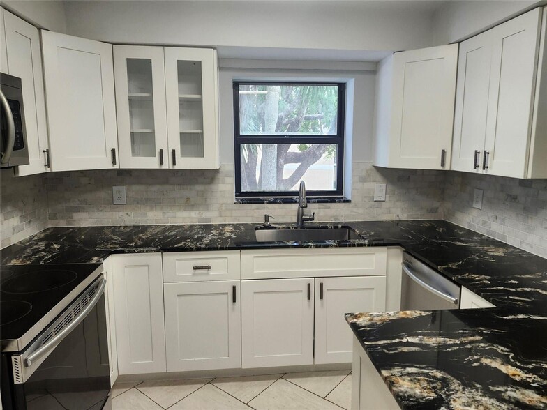 Building Photo - 16251 Golf Club Rd