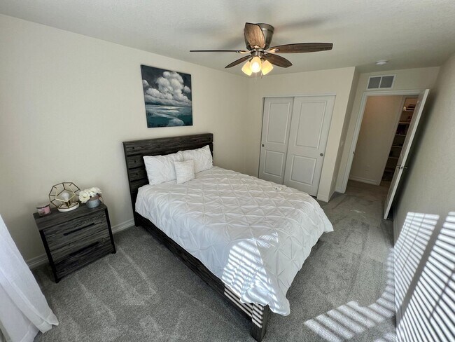 Building Photo - Almost New 3BD 2.5Bath Townhouse