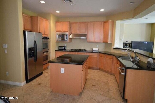 Building Photo - 857 W Glenmere Dr