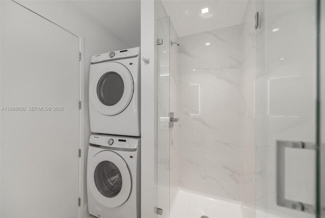 Building Photo - 700 NE 24th St