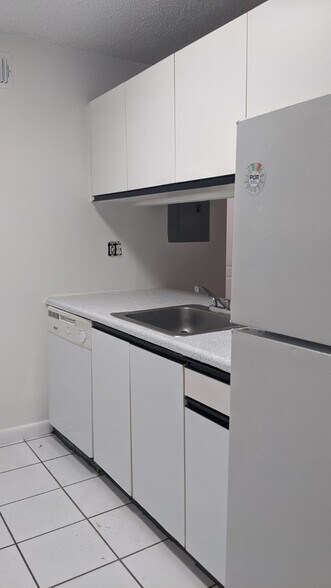 Kitchen w/ Dishwasher - 15635 SW 74th Cir Dr