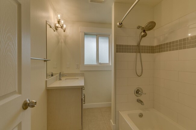 Building Photo - Amazing Updated Rambler in Kirkland with B...
