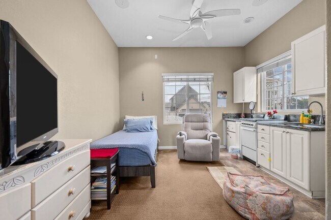 Building Photo - Expansive estate style home - 5 minute drive to SDSU!