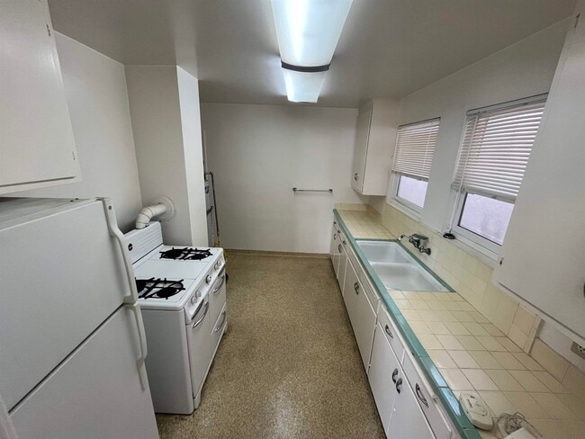 Building Photo - 844 York St