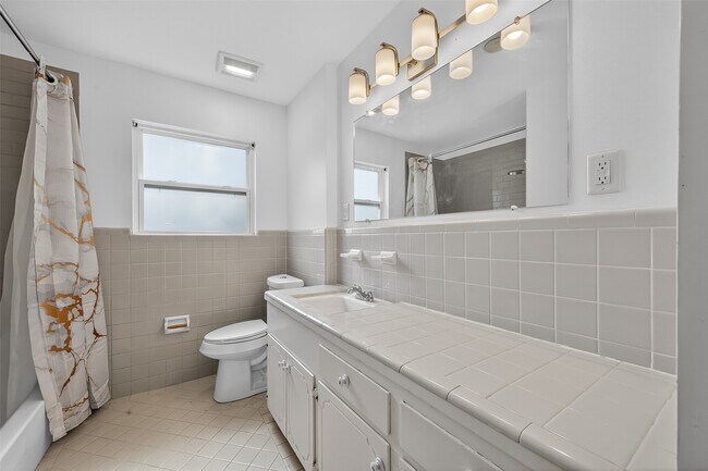 Building Photo - 8210 Edgemoor Dr