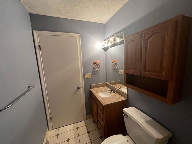 Building Photo - Spacious 3 Bedroom Ranch