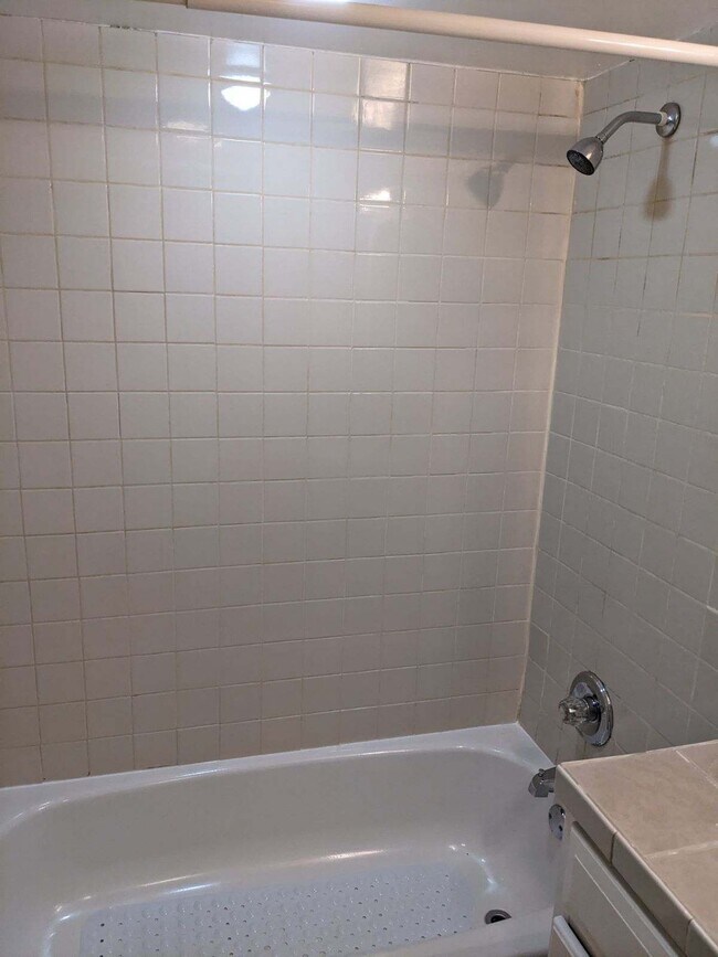 Building Photo - 337 E 10th Ave